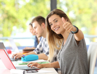 Clases de ingles egresados uniminuto Mujer levanta el pulgar