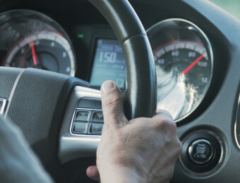 Soat egresados uniminuto Mano en volante de un carro