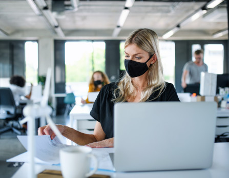 Mujer trabaja en computador