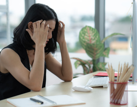 Mujer con dolor de cabeza